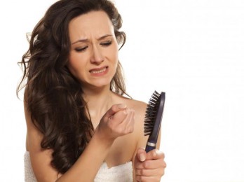 Формирование причин выпадения волос у девушек