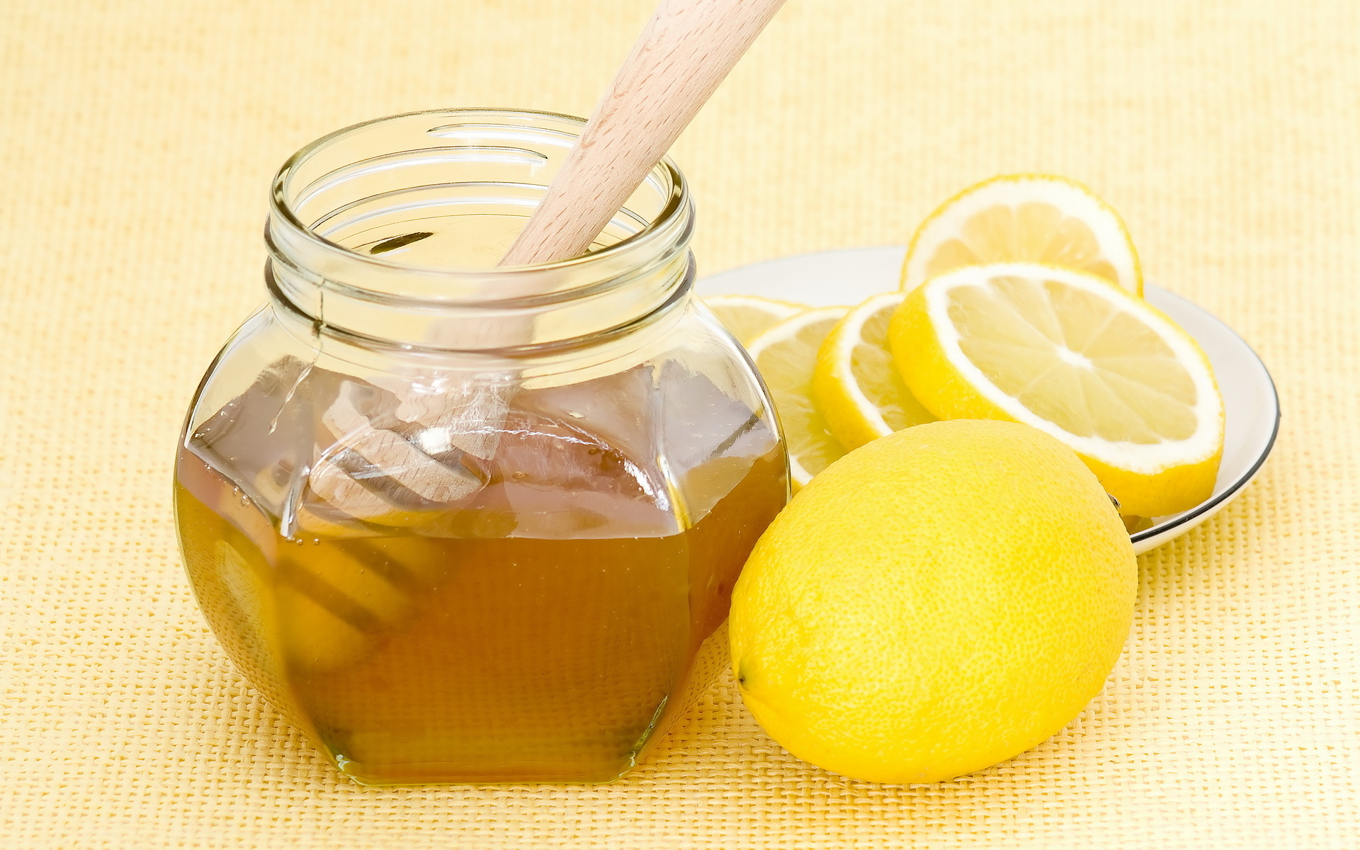 Лимон с медом для осветления