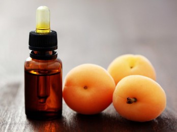 Полезные свойства абрикосового масла для волос