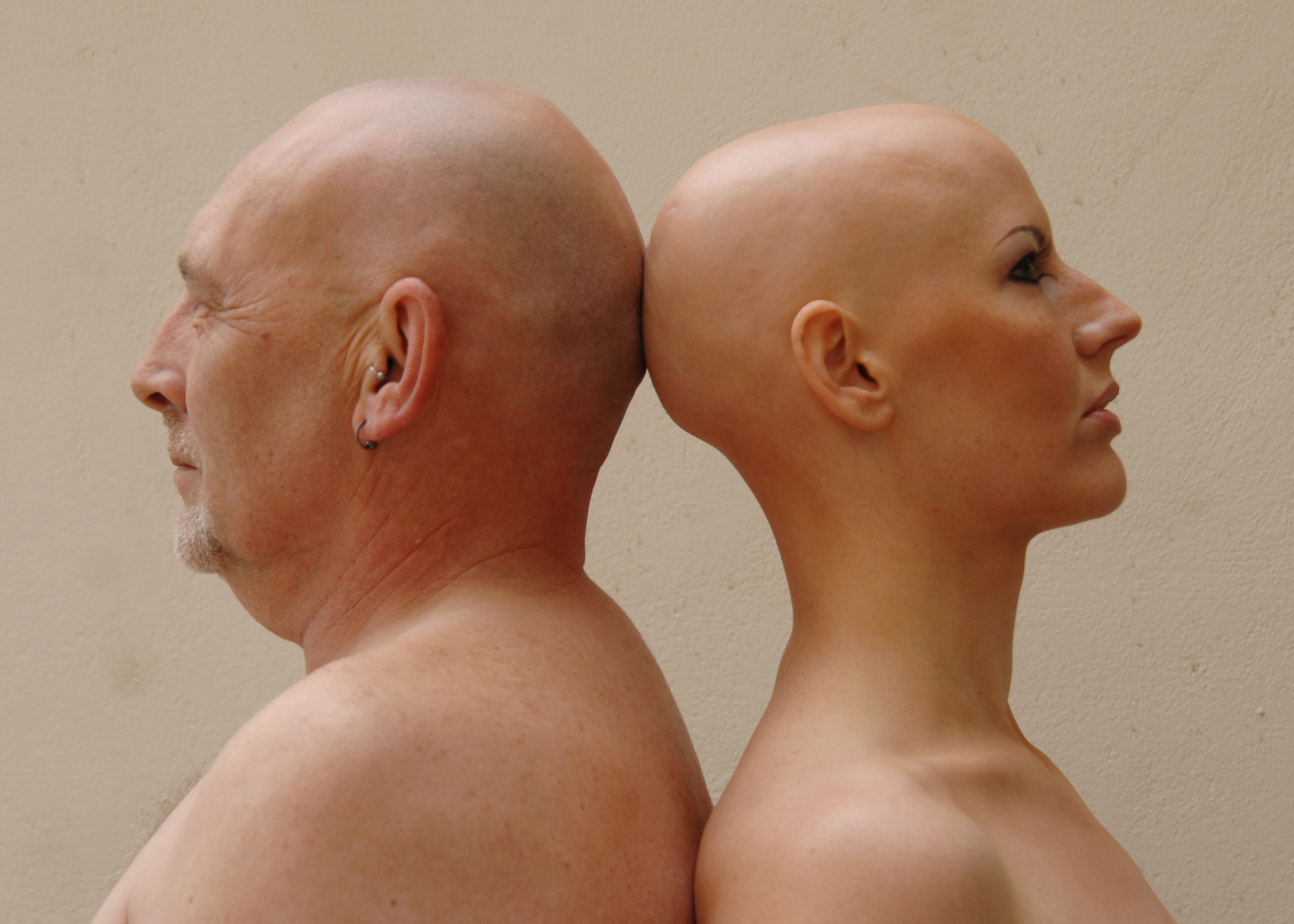Почему мужчины лысые. Лысая мужская голова. Лысая девушка и парень. Необычная форма головы.