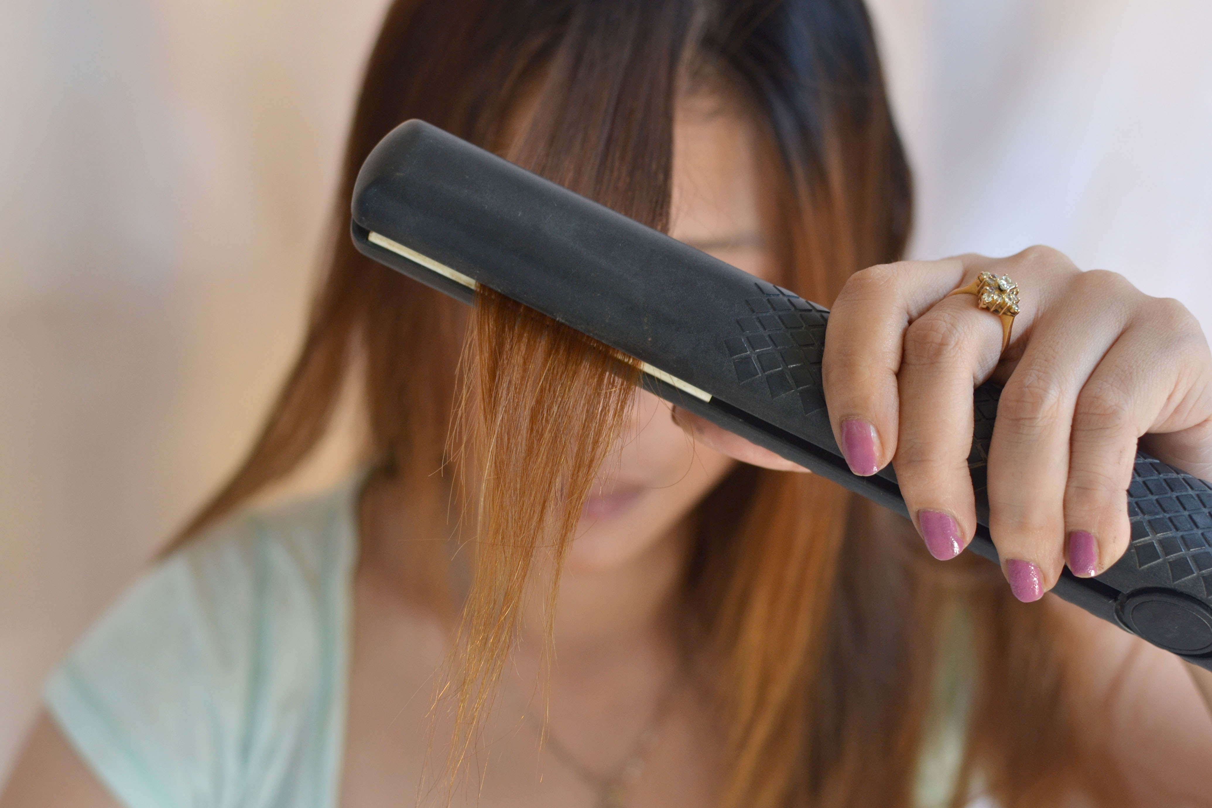 Процесс выпрямления волос утюжком