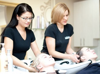 Что представляют собой процедуры лечения волос в салоне?